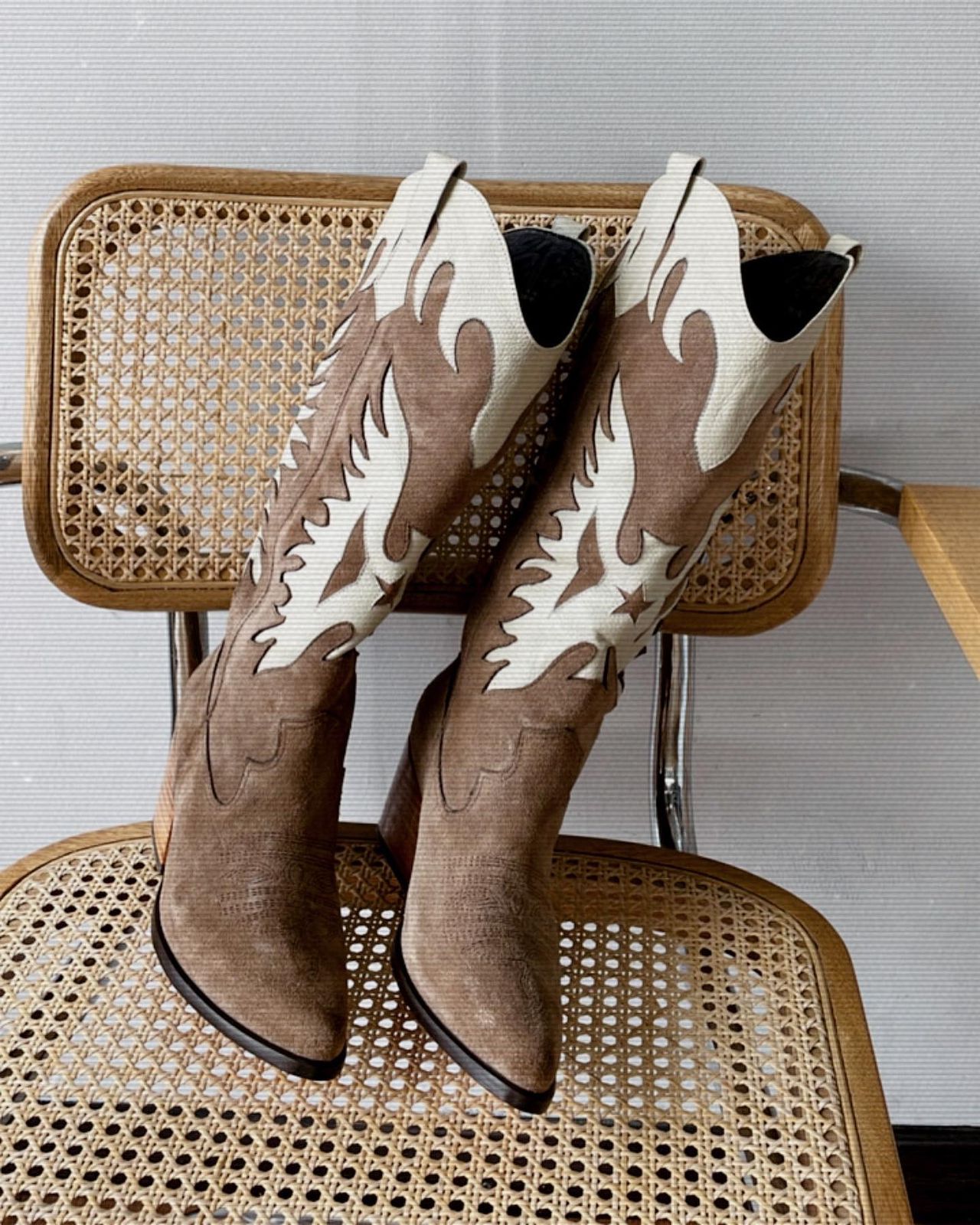 Botas llamas almendra