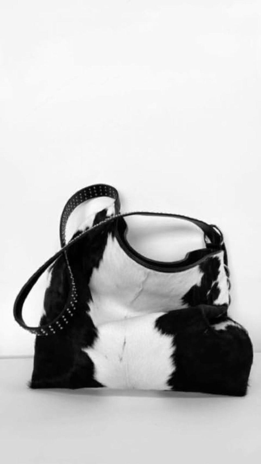 Bolso blanco por negro